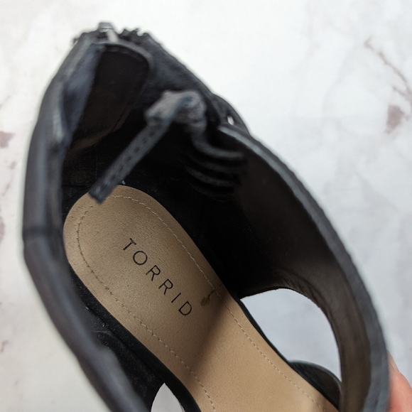 Torrid Black Wedge Size 6.5 W Wide Heel Lace Up Sandal Open Toe Zip Faux Leather - Picture 7 of 10